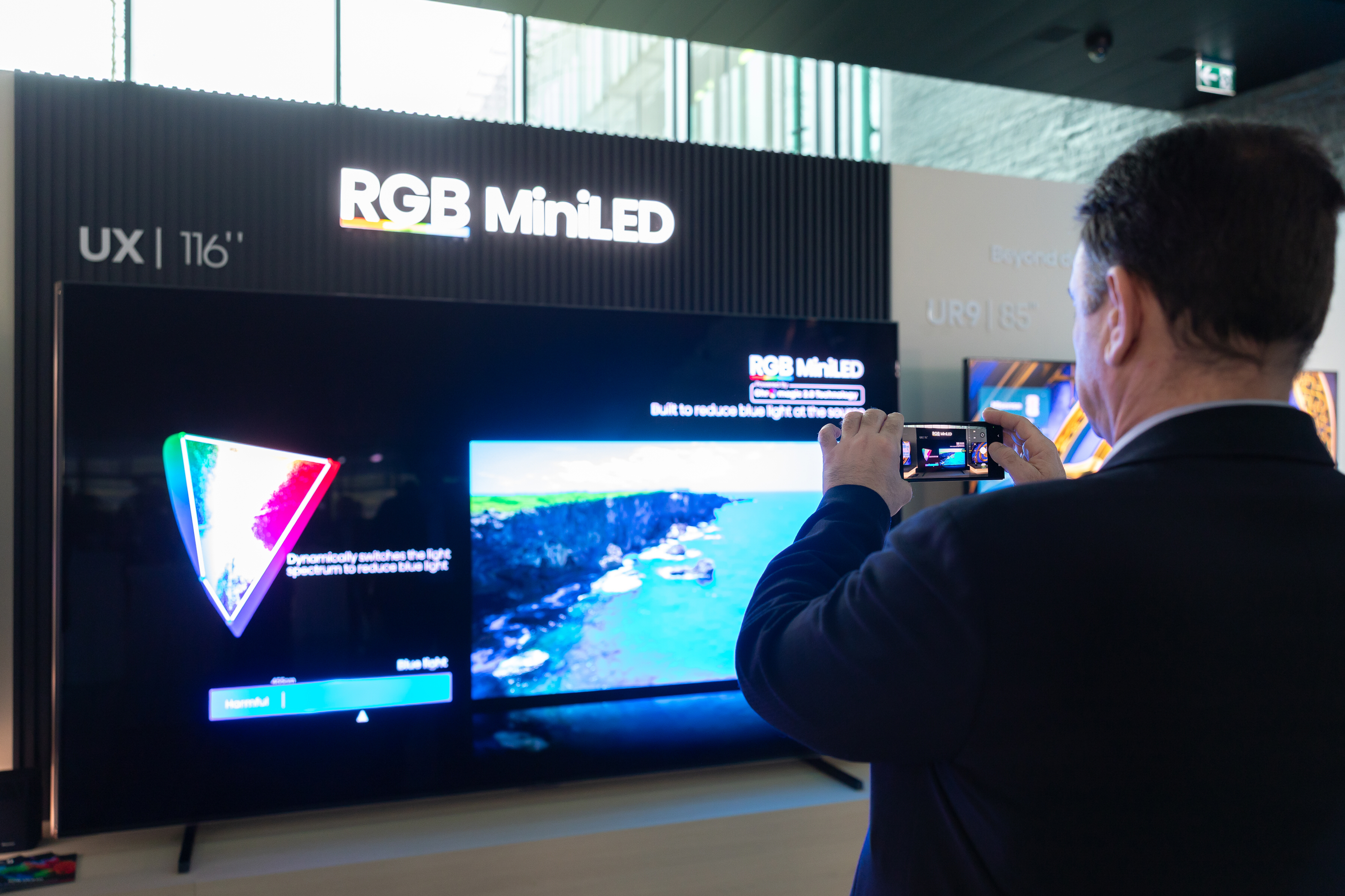 TV UX 116 RGB MiniLED